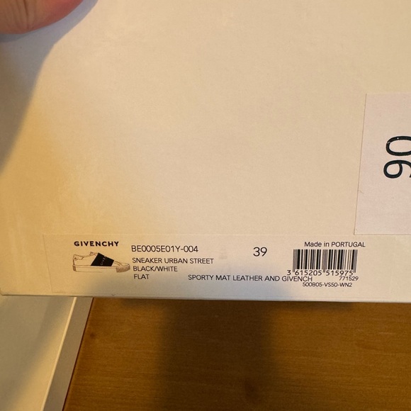 Consigned!! Givenchy sneakers - Picture 3 of 5